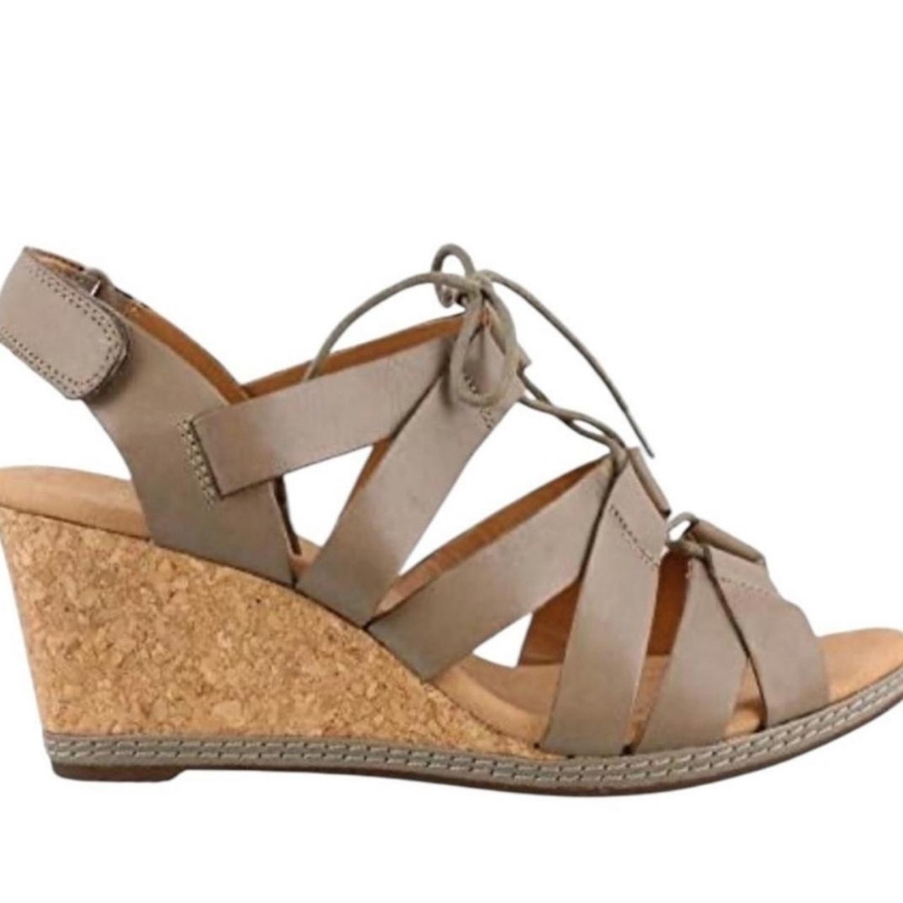 Clarks Women's Tan and Cream Sandals